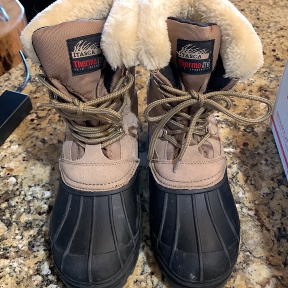 Snowboots size 7 Itasca Thermo lite